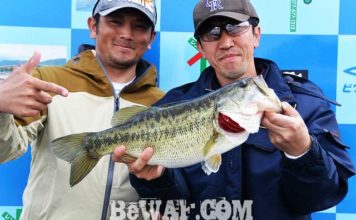 琵琶湖バスフィッシングガイドリポート ~上杉様~ 49cm 17