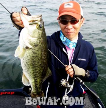 琵琶湖バスフィッシングガイドリポート~今野様~ 49cm 20