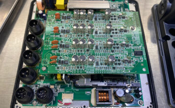 メンテナンス日記#2058:HONDEX ホンデックス HE-6500 魚探 画面張り替え HONDEX ホンデックス HE-6500 魚探 画面張り替え修理写真