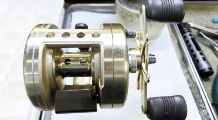 シマノ カルカッタ 200XT (01020)(RH38) 酷い汚れ メンテナンス修理写真